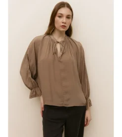 BLUSA LAZAD ESCOTE PICO