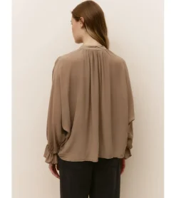 BLUSA LAZAD ESCOTE PICO