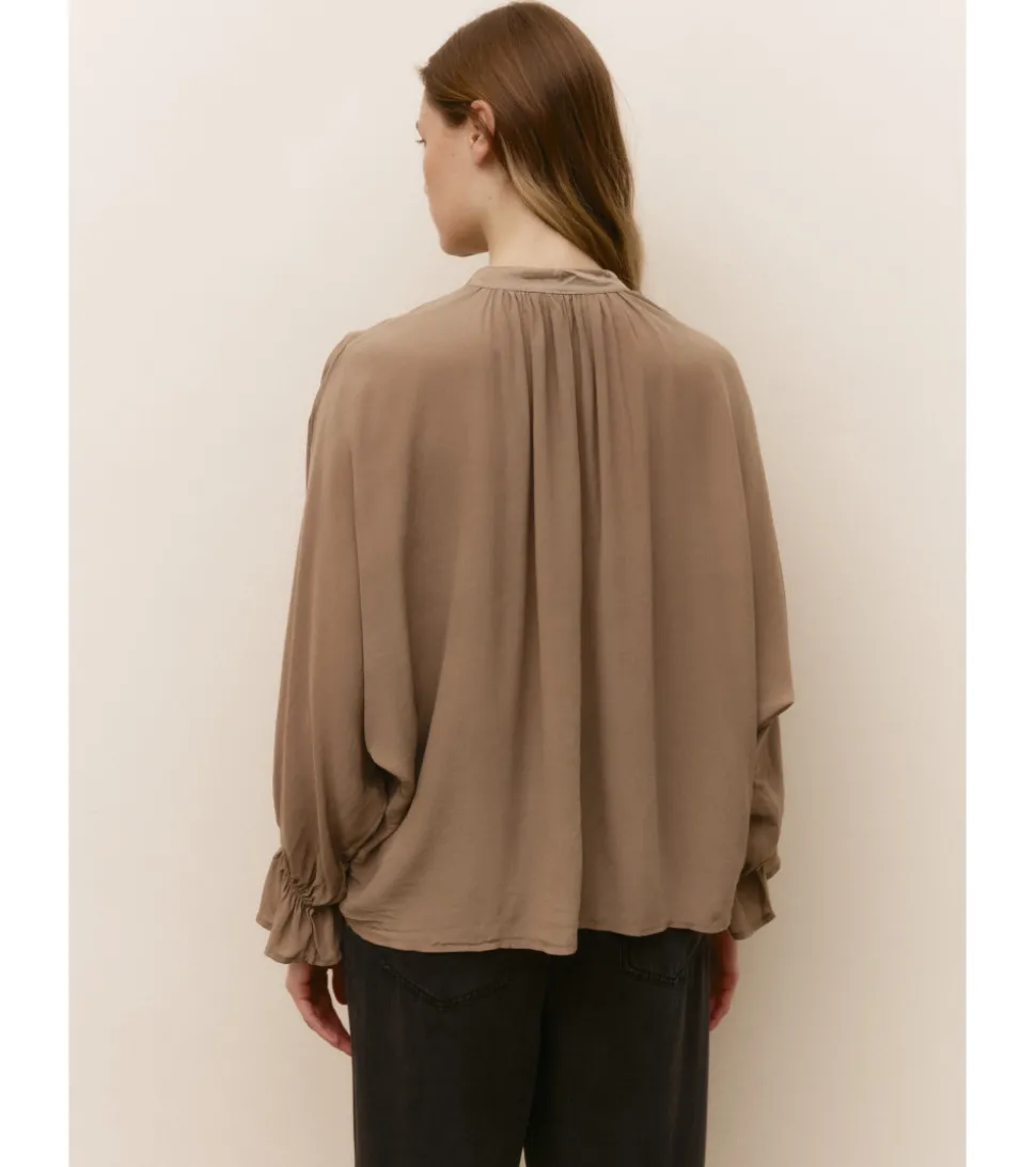 BLUSA LAZAD ESCOTE PICO