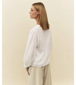BLUSA ESCOTE PICO JARETAS