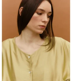 BLUSA SATINADA BOTONES